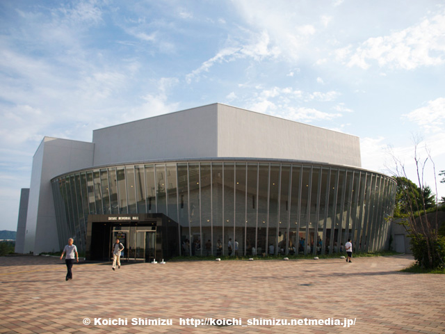 サタケメモリアルホール” /><br />
広島大学内にあるサタケメモリアルホールで行われているひがしひろしま音楽祭に行ってみた。<br />
市民向けの音楽イベントでこれだけ盛況なのはすごいことだと思うし、とてもいいイベントだけどどうも運営が気になった。<br />
本来ここに書くべきことではないかも知れないが、より良い運営をしてもらいたい気持ちがあるからこそあえて書いておく。</p>
                              </div>
                              
                              
                              <p class=